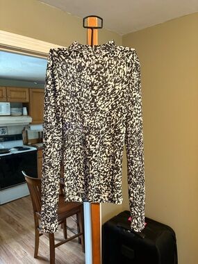 H&M Black and White Abstract Print Top